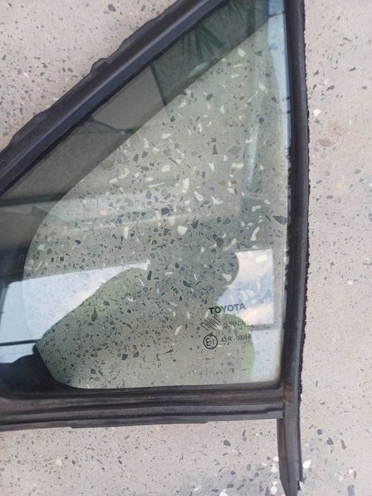 Ляво стъкло на Тойота Ярис 2012г,
