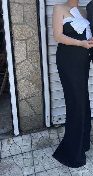 Дълга черна рокля с бяла панделка