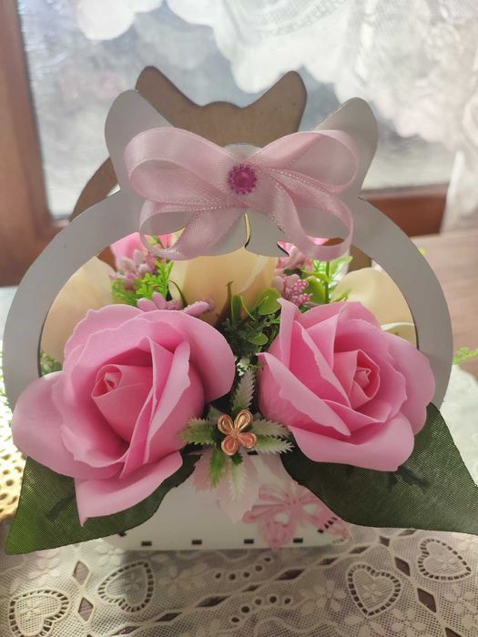 Аранжировки с рози от пластичен сапун