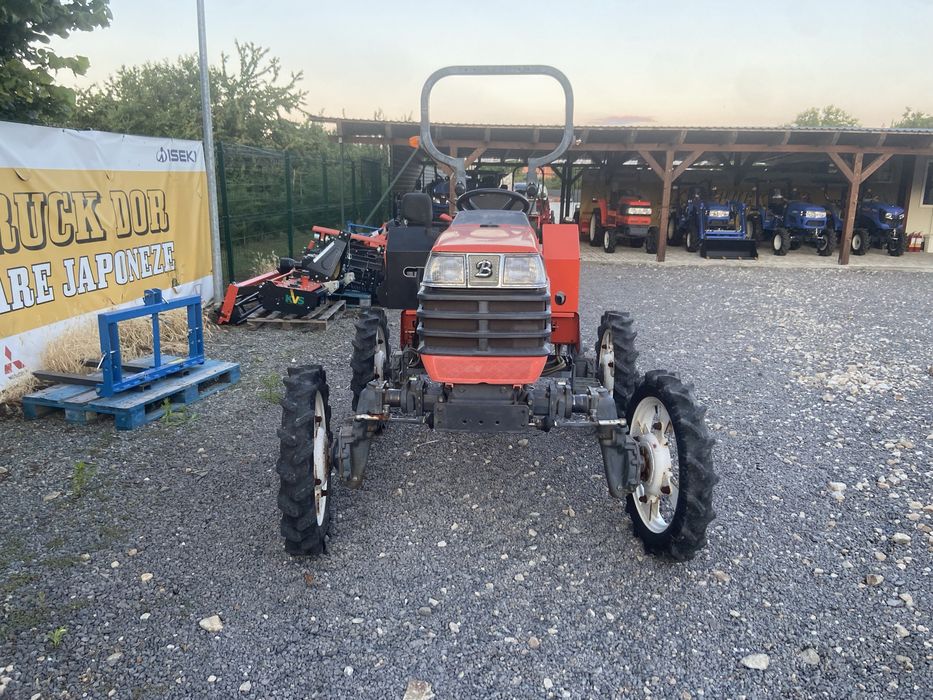 Tractor japonez Kubota dedicat pentru stropit