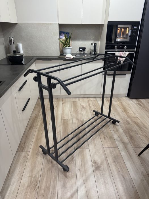 Продам вешалку железную