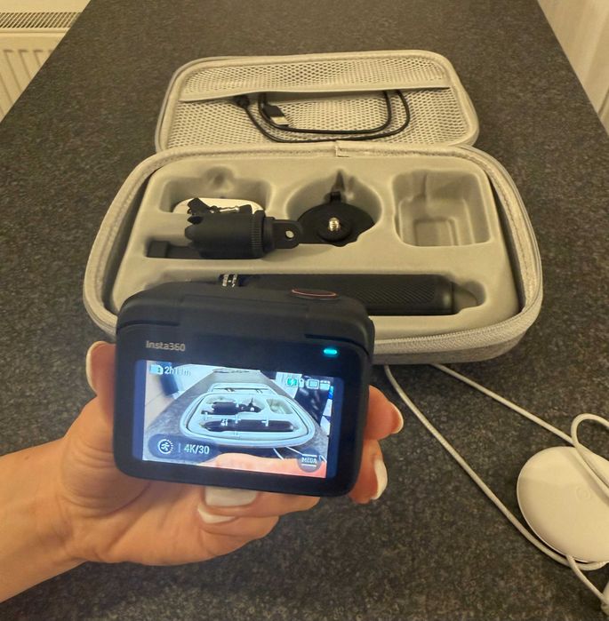 Insta360 GO 3S 128GB Travel Bundle + Quick Reader stare impecabilă