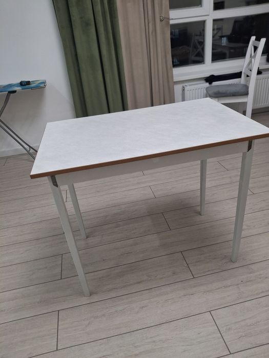 Белый кухонный стол