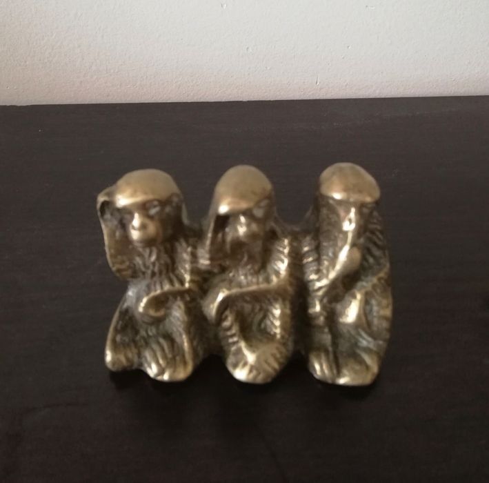 Красива малка статуетка от месинг на трите мъдри маймуни.