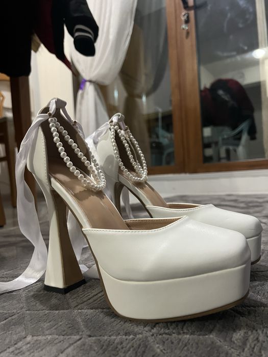 Продавам бели високи токчета, размер 39.