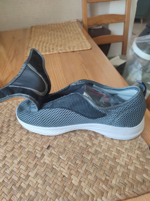 Мужская обувь ,серого цвета.