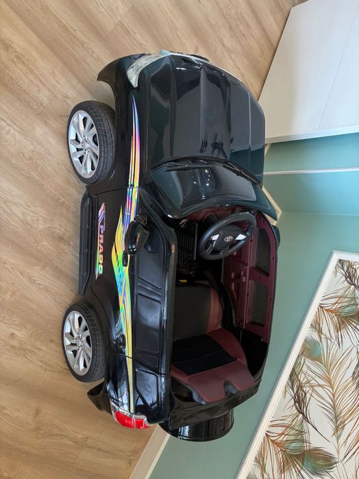 Детская Машина на пульте управления Toyota ,в отличном состоянии