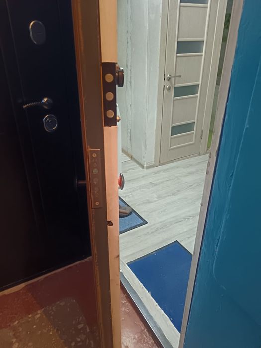 Продам входную металлическую дверь