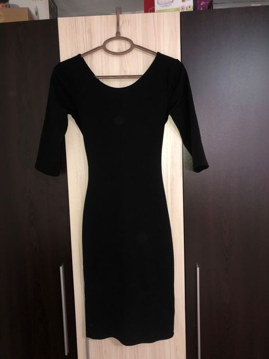 Черна рокля с ефектен гол гръб