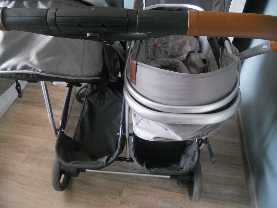 Детска количка за близнаци.