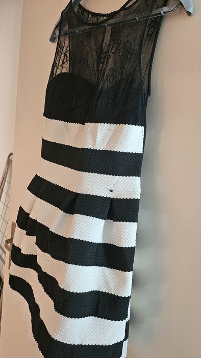 Елегантна рокля Guess