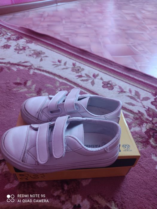 Продам кроссовки для девочек