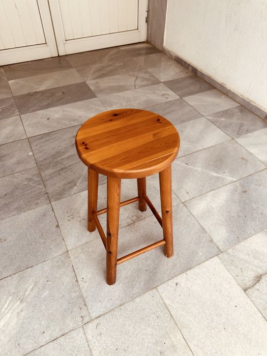 Дървена табуретка от масив – 60 см, стабилна и удобна