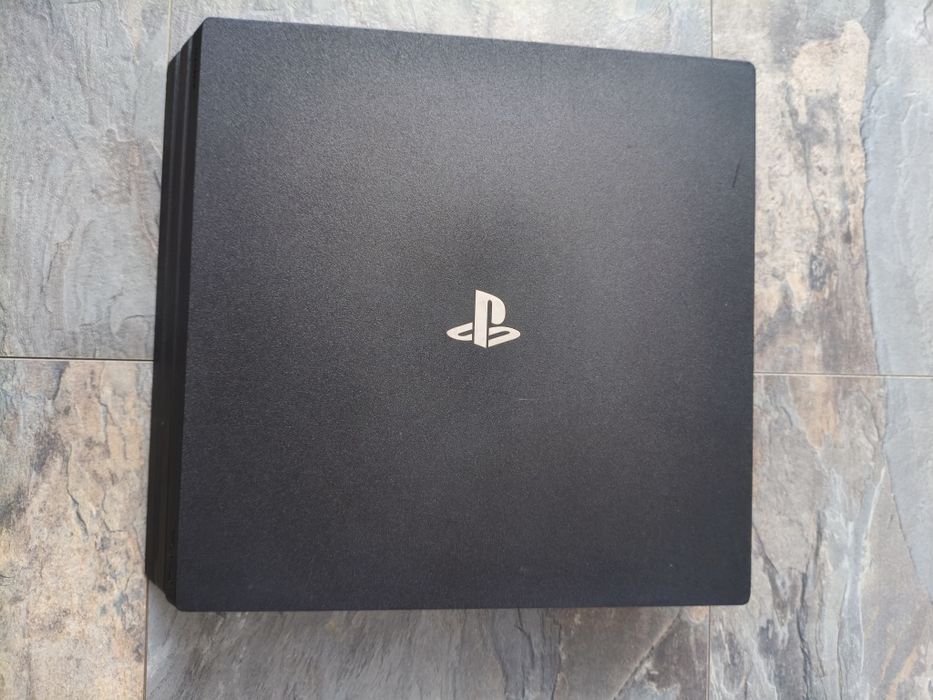 Ps4 pro +14 игри +волан и акаунт.