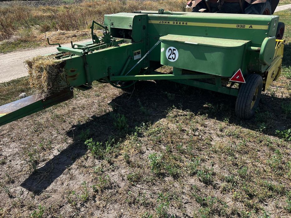 Presă John Deere și Remorcă