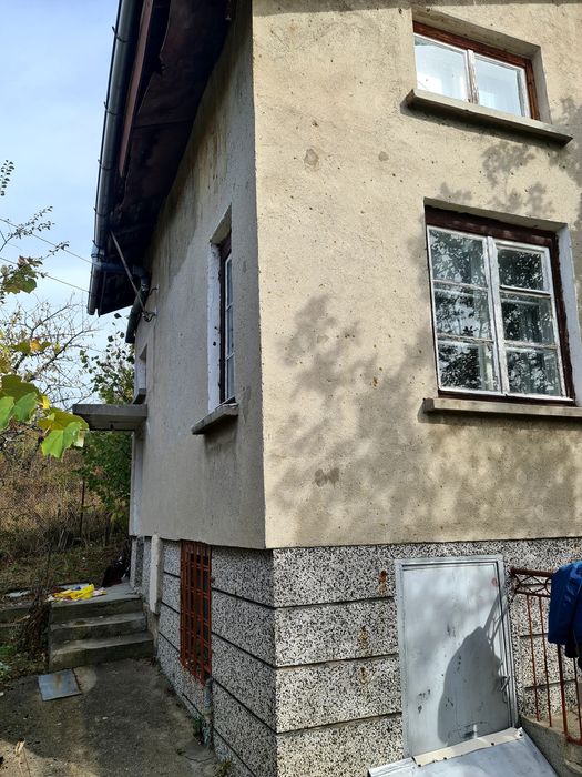 Вила на 35 км. от София, със ФЕЦ 30 кВп..