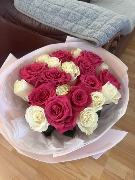 Букет цветов роз и белые