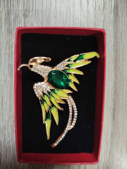 Страхотни брошка в кутия