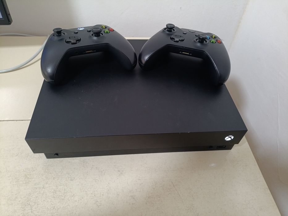 Xbox one X 1тб 2 джостиками 1диск фифа 18