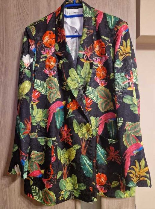 Sacou drept cu buzunare Mango!