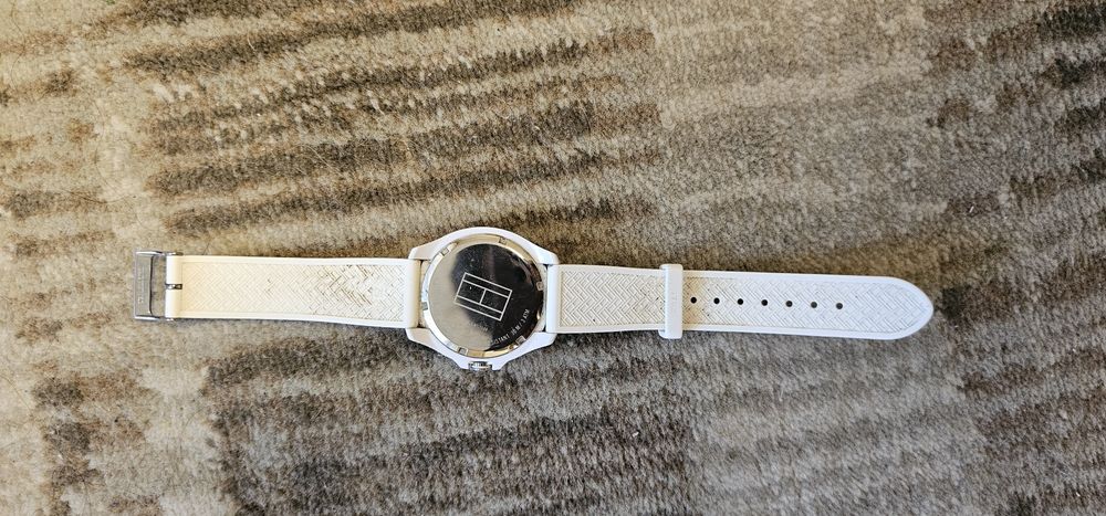 Продавам оригинален часовник Tommy Hilfiger