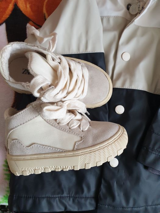 Vand set ghetuțe si geaca Zara, pt băieței