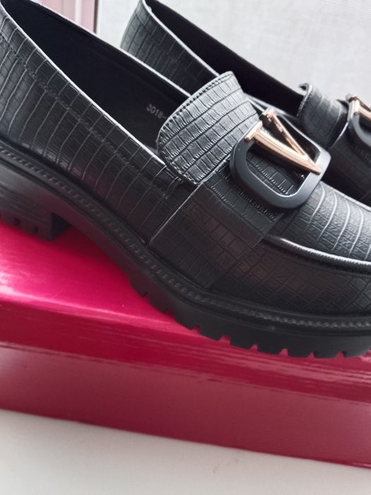 Продам лоферы женские