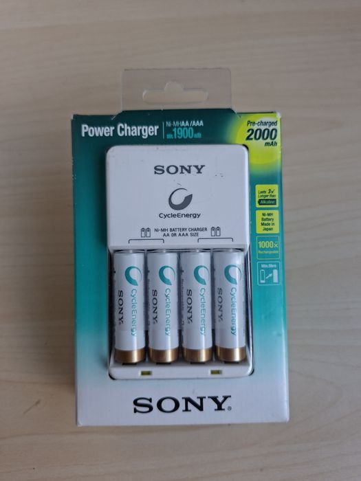 Încărcător Sony cu 4 acumulatori AA de 2000