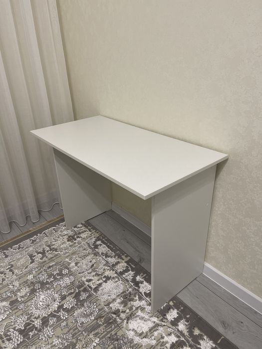 Стол писменный белый