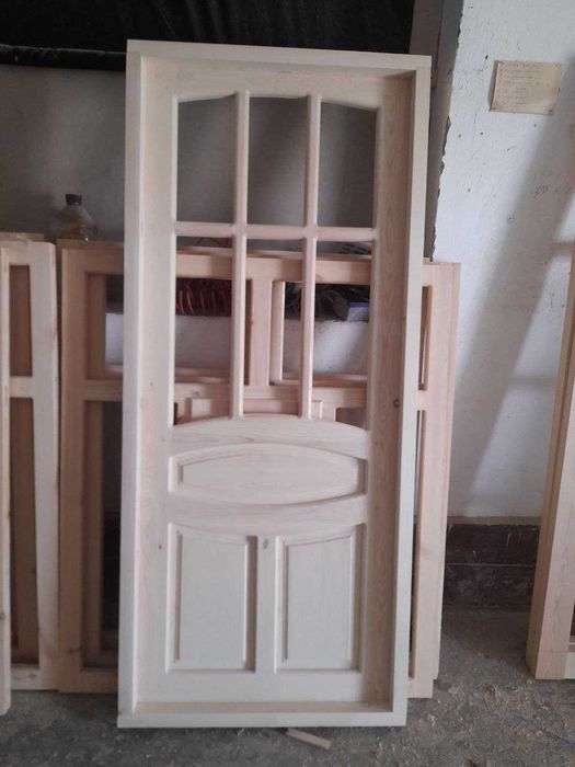 Окна и двери из дерева. Деревянные дверей и рамы