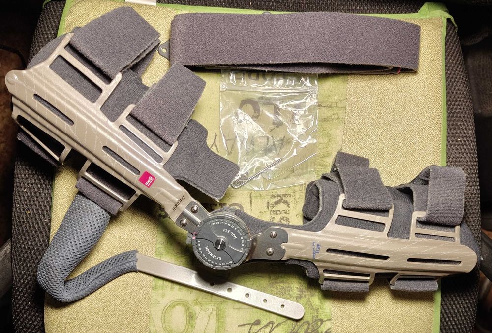 Имобилизираща шина за лакът с шарнир medi Epico ROM®s Protect, дясна