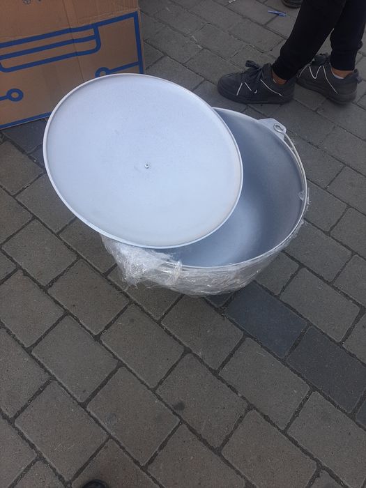 Vând ceaun nou din aluminiu alimentar cu capac de 20l