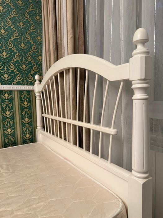 Кровать из массива