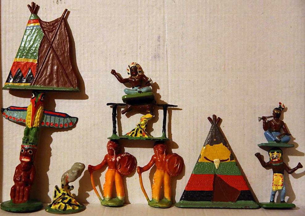 Продавам колекция от пластмасови и метални играчки - войници и животни