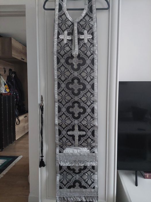 Vând vesmint preotesc negru