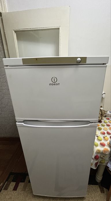 Продается холодильник indesit
