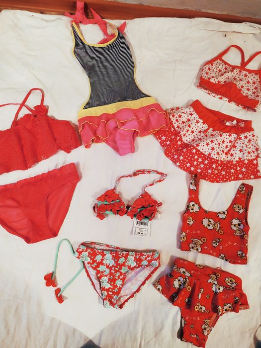 Продам детские купальники.