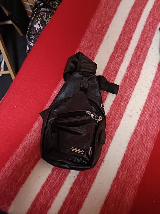 Vând 2 gentuțe de umăr noi.