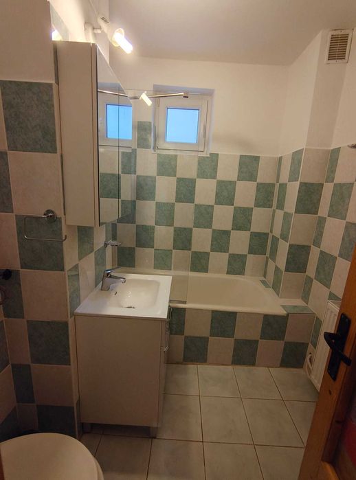 Apartament cu 3 camere de închiriat