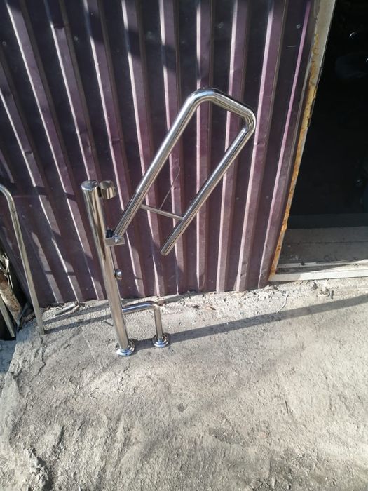 Откидной поручень