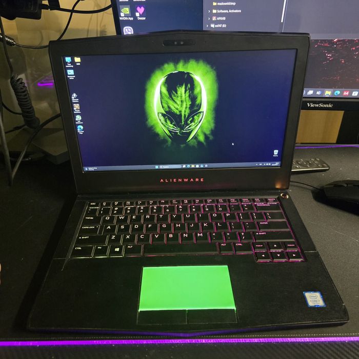 Геймърски лаптоп Alienware 13 R3
