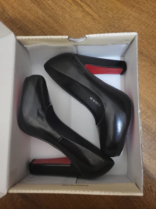 Продам лабутены чёрного цвета