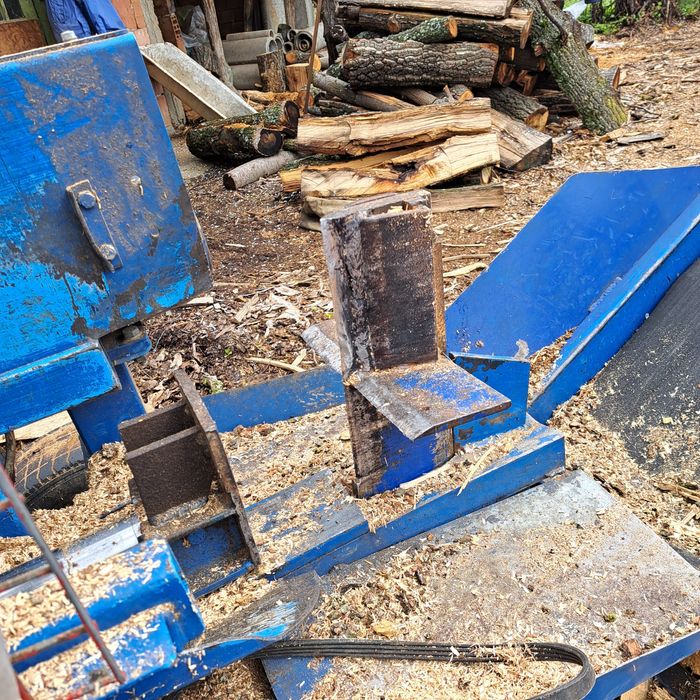 Машина за рязане цепене и товарене на дърва