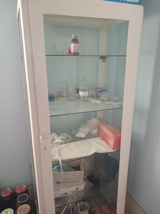 Медицинский шкаф