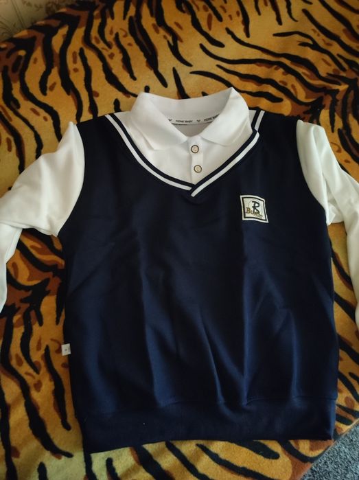 Продаётся новая рубашка с жилеткой .