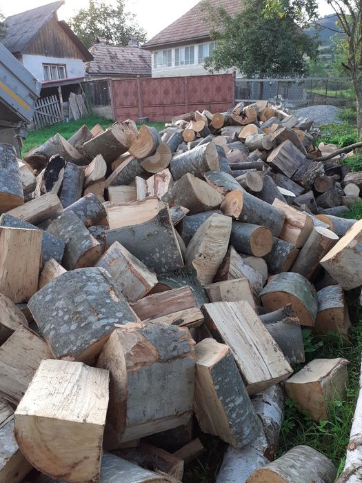 Lemne pentru foc. Se poate și crăpat gata!