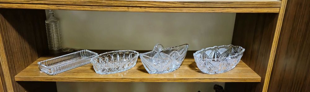 Продаются хрустальные вазы , салатницы , конфетницы , менажницы .