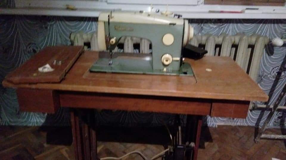 Продавам шевна машина " Науман"крачна и на ток