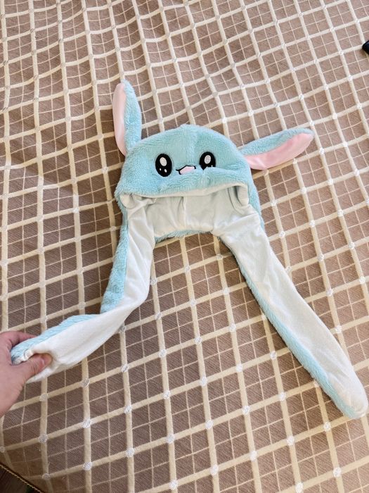 Трендовая шапка с двигающимся с ушками