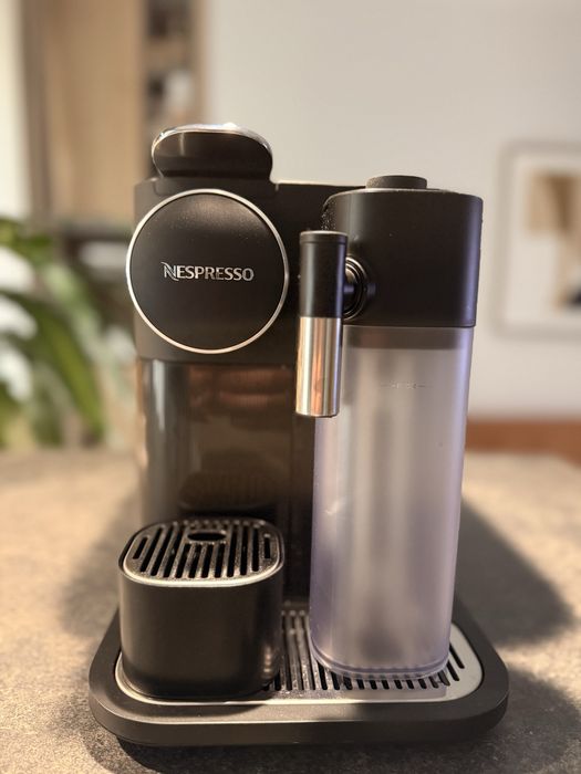Espressor DeLonghi Nespresso Gran Lattissima Negru Elegant